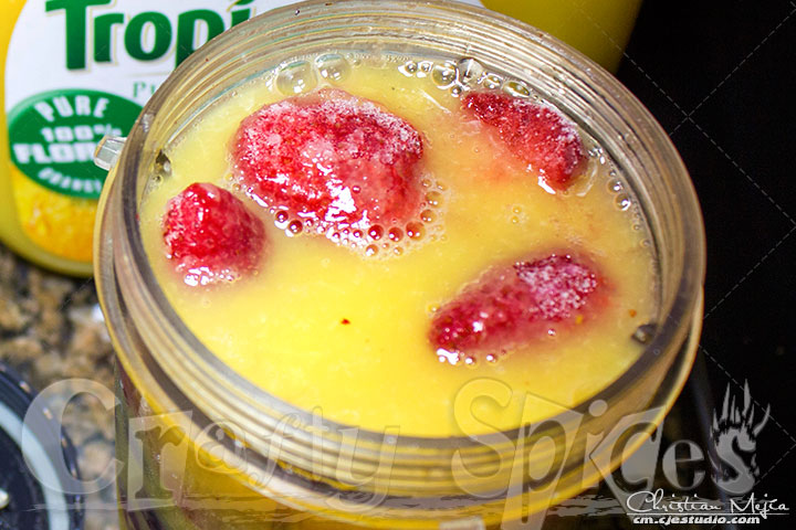 Banana-Berries Yogurt Smoothie - Adding the Juice Banana-Berries Yogurt Smoothie - Adding the Juice